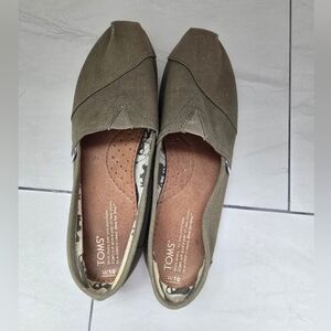 Toms Green Slip-On Loafers with Soft Fabric and Minimalist Design